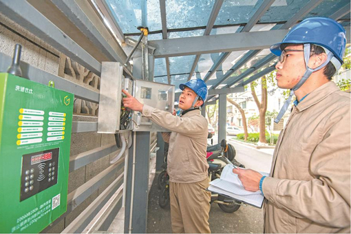 国网南京供电公司网格化柔性团队对电力安全示范小区进行用电检查。