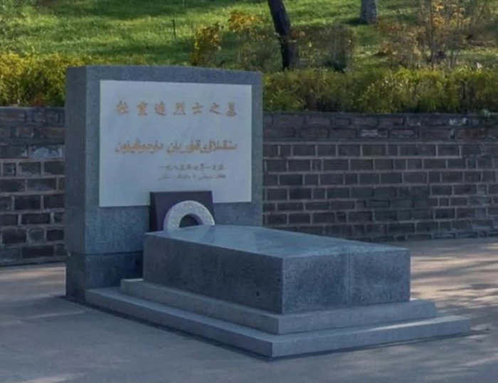 图为位于乌鲁木齐市烈士陵园的杜重远烈士之墓