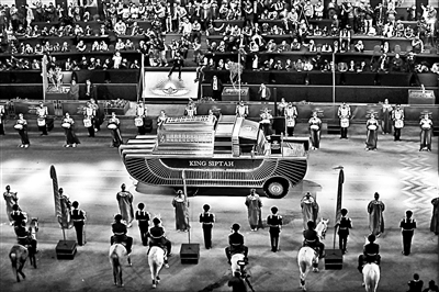  这是4月3日在埃及首都开罗拍摄的用于运送木乃伊的金色定制花车 本版供图/新华社