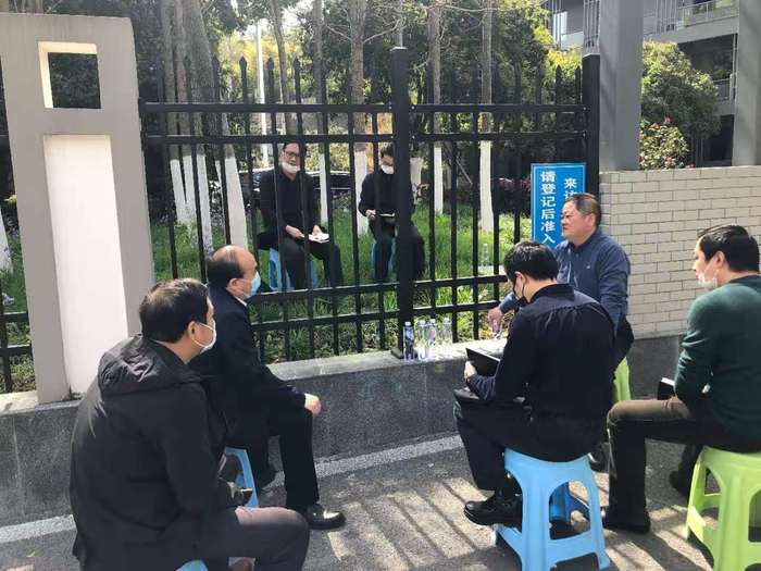 宜昌市纪委监委相关负责人与专案组研究案情