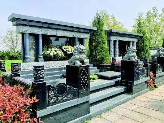 安徽省宿州市埇桥区西二铺乡西苑陵园内的豪华墓地（三月三十日摄）。