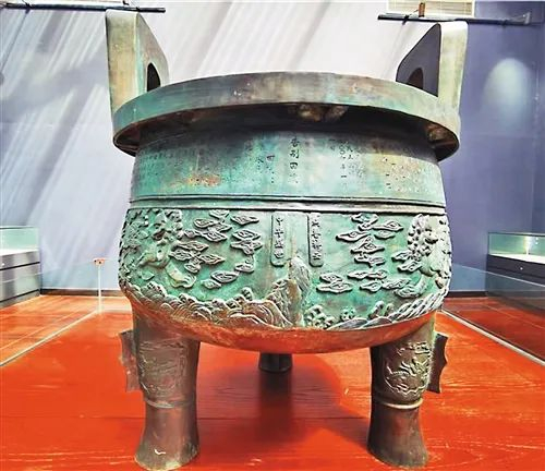 河北省灵寿县青铜文化博物馆展出的“告别田赋鼎”复制品。经济日报记者陈发明摄