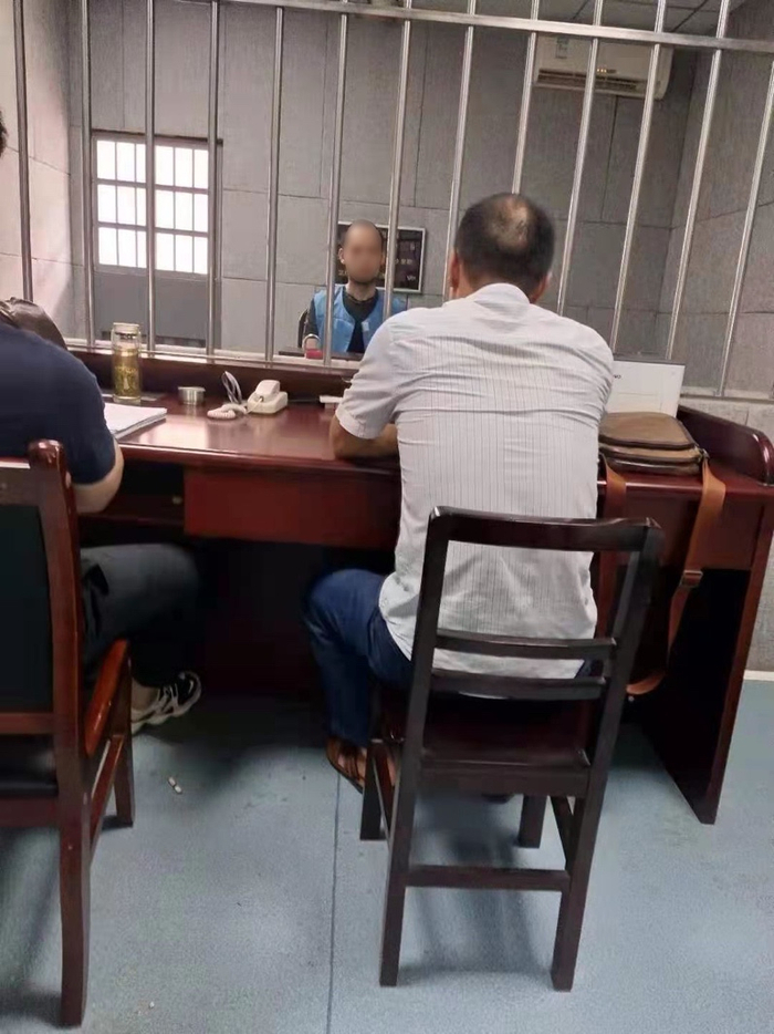 专案组与公安机关共同审讯黄某