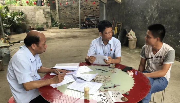 ▲林江（中）生前深入当事人家中了解案件情况 