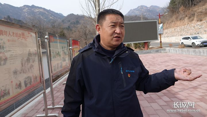 车谷砣村党支部书记陈春芳介绍村里的特色种植业及乡村旅游发展情况。长城网记者 吴新光 摄