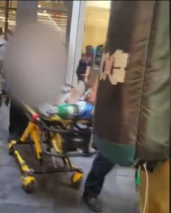 受害人被抬上担架送院