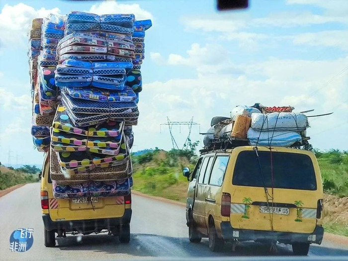 ▲ 笔者奥巴牛初到非洲时遇见这样的面包车，总是为车上的司机乘客捏了一把汗，后来竟然也习惯了这样的场景。