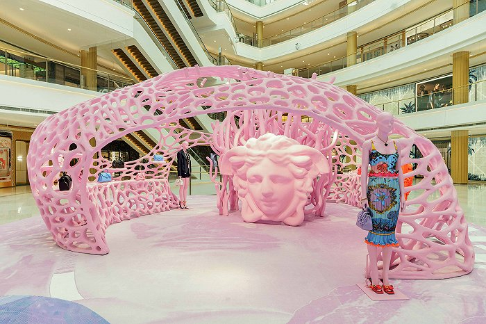 图片来源：Versace