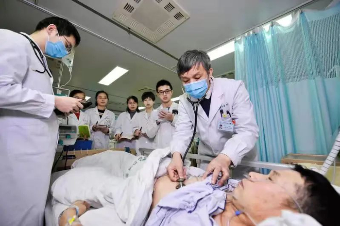 左图：疫情期间，汪道文检查病人状况。