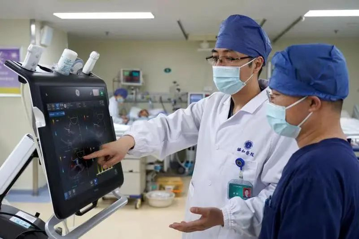 左图：疫情期间，尚游对病人作现场诊断。