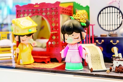 &nbsp;&nbsp;&nbsp;&nbsp;人们在选购潮流玩具。王冈摄/光明图片