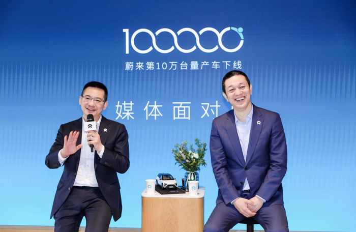 图左：蔚来联合创始人、总裁秦力洪图右：蔚来汽车创始人CEO李斌