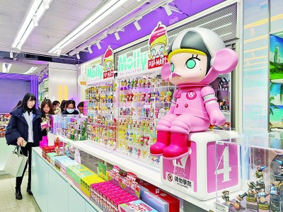 &nbsp;&nbsp;&nbsp;&nbsp;上海盲盒IP主题展上的“潮玩”。王冈摄/光明图片