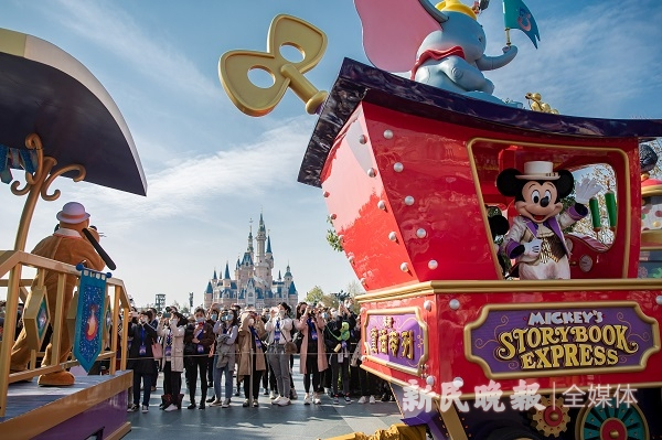 图说：花车巡游的每一辆花车上都藏有5岁生日元素