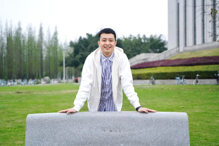 ▲杨业明在校园中