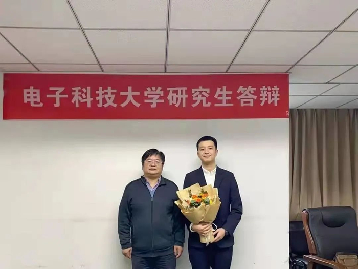 ▲杨业明和导师朱献军教授