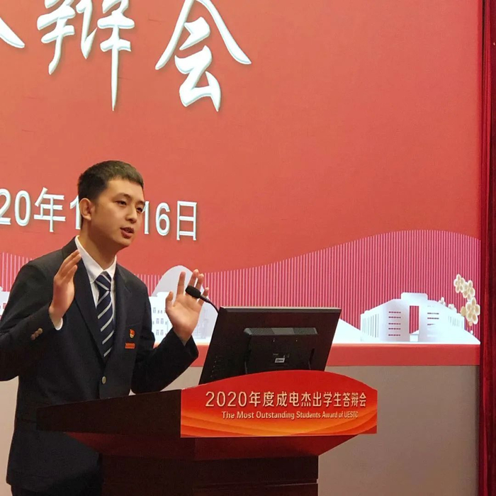 ▲杨业明参加“成杰”答辩