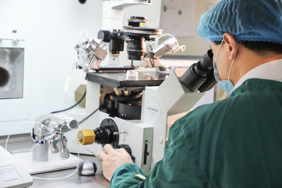 胚胎的复苏便是在液氮罐保存室隔壁的操作区中完成 &nbsp;图片来源：重庆市妇幼保健院