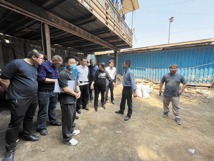 督察组查看废旧收购站土地污染情况