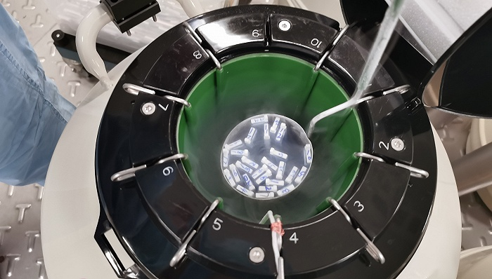 液氮罐的载体中是一枚枚冷冻胚胎，其中有些主人已失联多年 图片摄于四川省人民医院 图片来源：界面新闻