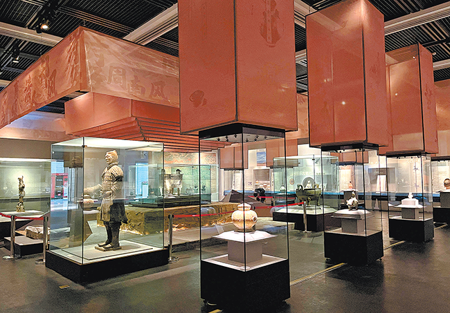 郑州博物馆新馆的黄河珍宝展展品（记者 邓放 摄）