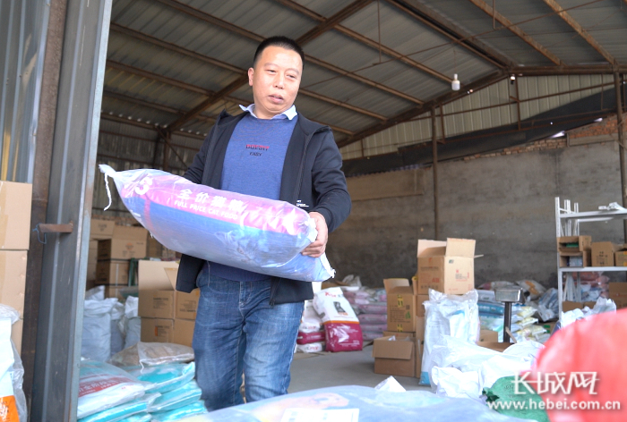 马立辉正在仓库内忙着打包发货。 记者 郭硕 摄