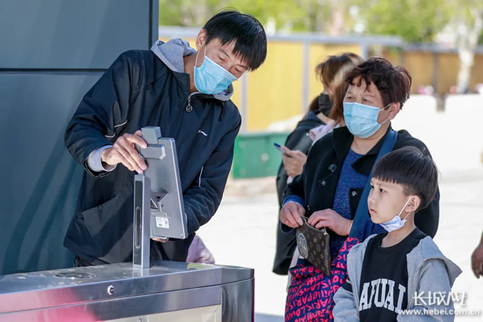 　支持刷脸入园和体温检测功能的智慧闸机系统，实现游客“一秒入园”。唐山文旅集团供图  