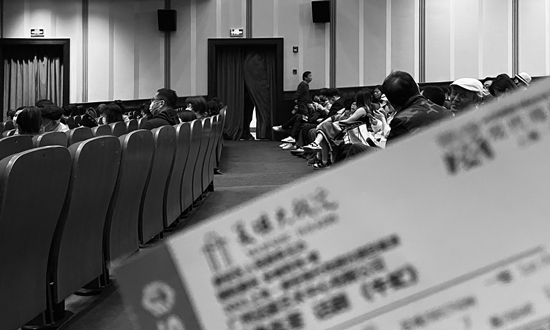 图说：话剧《牛虻》受观众欢迎