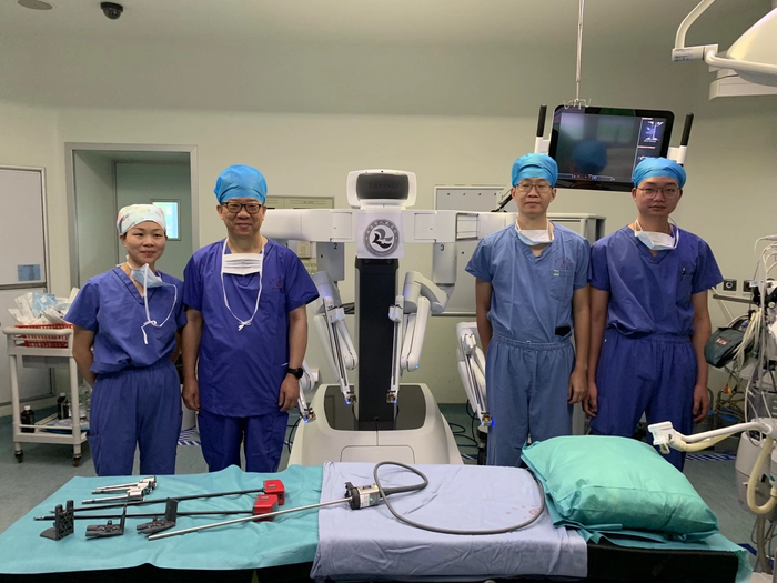 （手术结束之后的谢群与团队成员，来源：受访者供图）