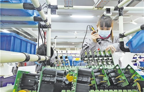 在位于保定高新区内的兰格恒流泵有限公司的生产线上，工人正在组装产品。 本报记者 陈发明摄