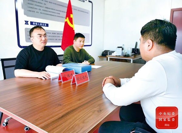 安徽省郎溪县纪委监委探索改进谈话函询工作，推进谈话函询工作制度化、规范化、长效化。图为该县纪委监委党风政风监督室主要负责人对一起轻微违纪问题当事人开展谈话函询工作，督促其如实说清问题。吕昂 摄