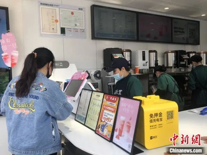 消费者在奶茶店点单。中新网 左宇坤 摄