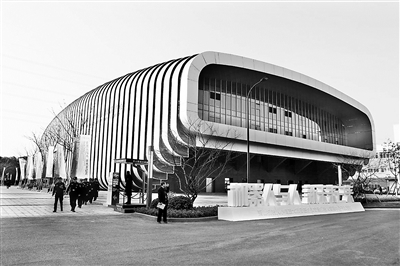 图为萧山机器人小镇的地标建筑——机器人展示中心，主要展示机器人最新发展成果和技术，并定期举办小镇企业产品和技术成果发布会。（资料图片）