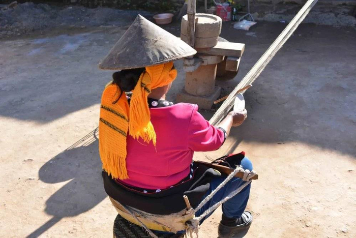 旧寨里人们在从事民俗表演工作