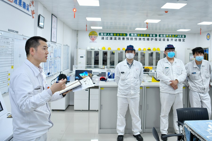 洪威在认真检查设备 记者 吴杨/摄