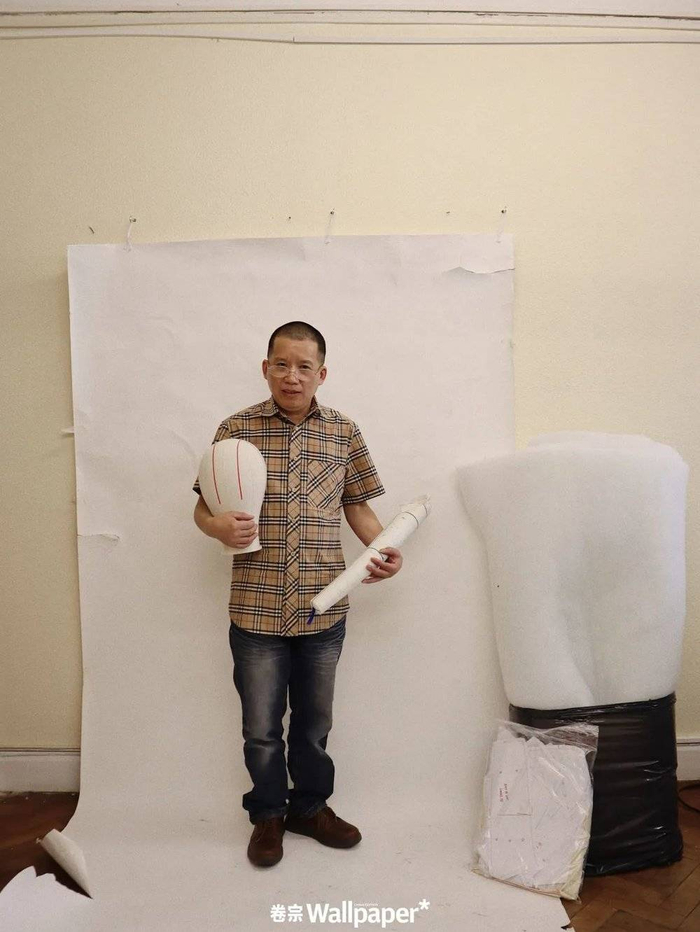 孙姐身着自己做的衣服，王哥喜欢简单的款式。