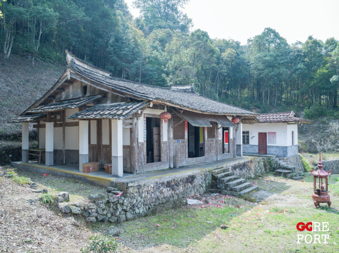 村中将陈公祖师像供奉在葫芦岩的圣泉寺，海拔九百多米。