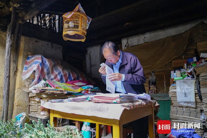  张正祥在整理举报材料