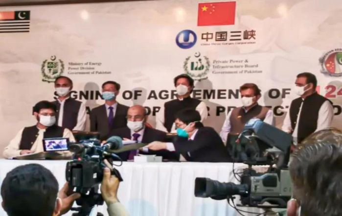 　　▲2020年6月25日，科哈拉水电站项目举行购电协议签署仪式。巴基斯坦总理伊姆兰·汗、时任中国驻巴大使姚敬出席活动。