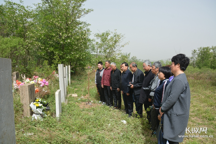 村庄考志愿者们向烈士致敬