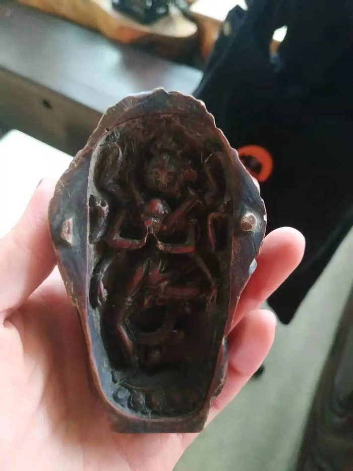 随手抓起的木雕摆件据说是密宗的