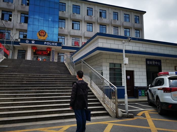  曾先生向公安求助。