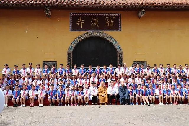 图为2018年4月1日素全法师与“罗汉娃”的合影。什邡市委宣传部供图