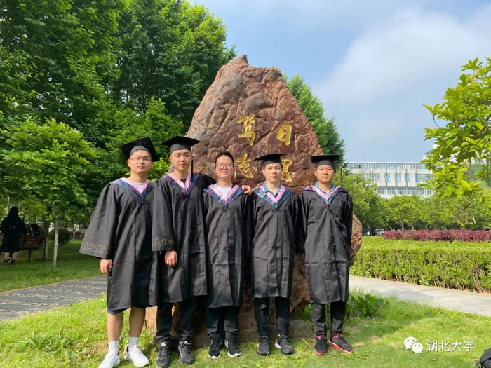 △ 罗行（左3）与室友合影