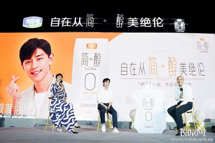 在活动现场，君乐宝乳业集团低温事业部总经理田晓（右）介绍简醇酸奶的特点。君乐宝供图