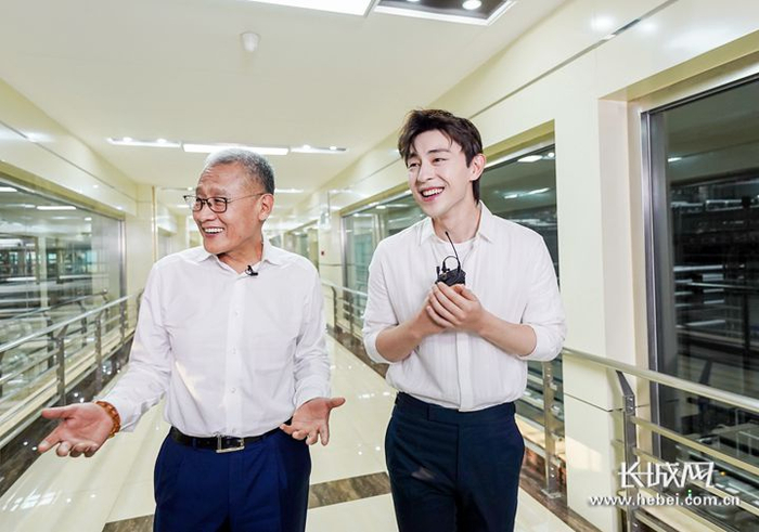 君乐宝乳业集团董事长兼总裁魏立华与邓伦一同参观君乐宝工厂。君乐宝供图