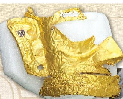 5号“祭祀坑”出土的残缺的金面具（3月17日摄） 图源：人民网