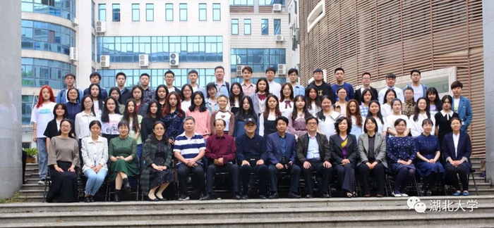 △ 罗行所在班级合影