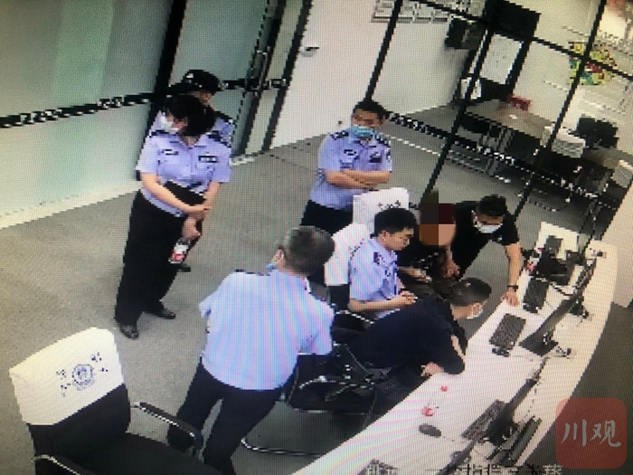 △小林父亲、亲友及律师一行3人到公安机关查看监控视频