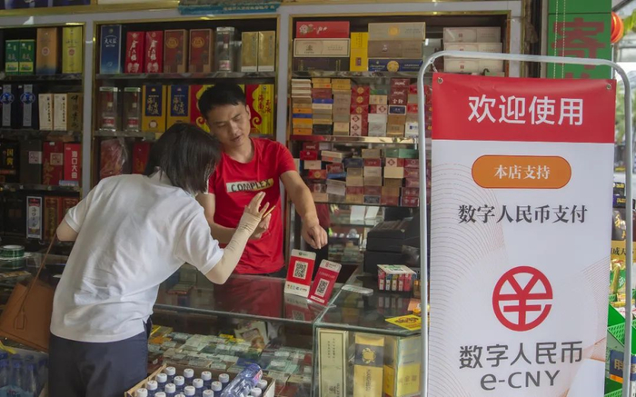  2021年4月17日，在海南省琼海市博鳌镇，“支持数字人民币支付”标语已经在多个商业场景应用。（图|人民视觉）